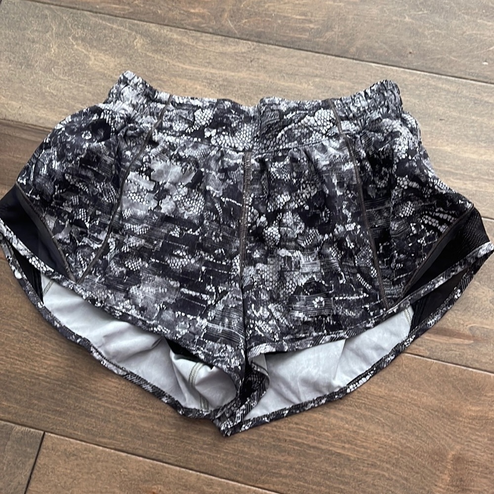 Lululemon low rise Hotty hot shorts 2.5”